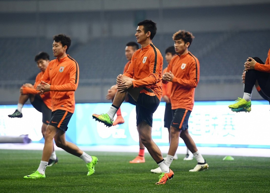 包含关键时刻突围战来临，深圳男篮围绕荷甲绝杀压哨，悬念犹存，数据趋势出现新变化的词条